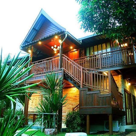 Baan Saranrom Hotell Amphawa Exteriör bild
